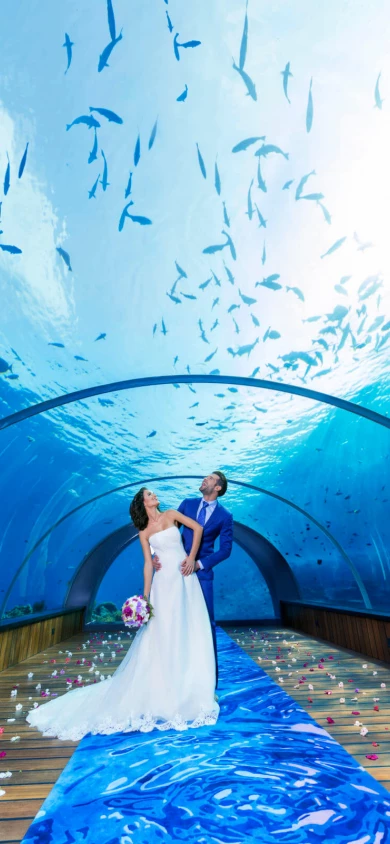 Hurawalhi-5.8Undersea-Restaurant-Couple-Wedding.jpg