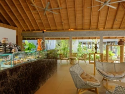 Coffe Shop and Library Lounge Outrigger Maldives Maafushivaru